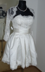 krátké plesové šaty s bolerkem bílé