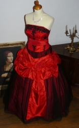 Beovulfa červenočerné plesové šaty