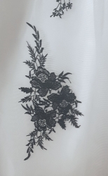 černobílé svatební či plesové šaty s krajkou