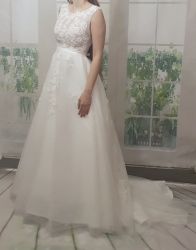 Bílé svatební šaty krajkové průsvitné