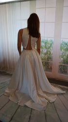 dvoudílné svatební šaty saténové s holými zády