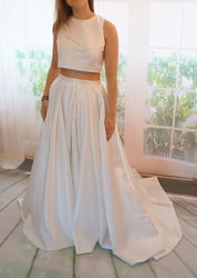 dvoudílné svatební šaty saténové s holými zády