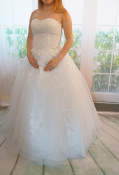 světle smetanové svatební šaty s krajkou třpytivé