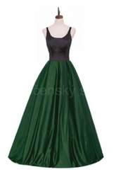 z zelené hladké saténové společenské šaty na ramínka plesové
