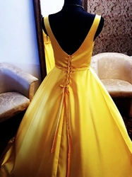 žluté saténové plesové šaty na ramínka