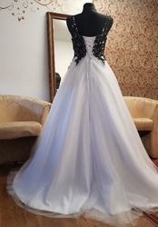 černobílé plesové či svatební šaty na ramínka
