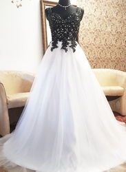   černobílé plesové či svatební šaty na ramínka