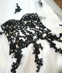  černobílé plesové či svatební šaty  Marie
