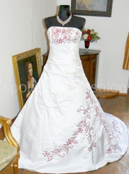 vyšívané svatební šaty bordó