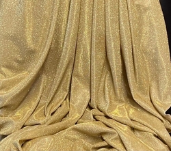 zářivé třpytivé zlaté plesové šaty 