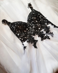 Černobílé plesové či svatební šaty na ramínka