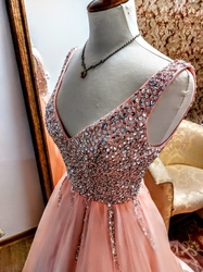  meruňkové pudrové plesové šaty s korálky na ramínka 