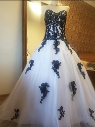  černobílé plesové či svatební šaty  Marie