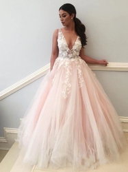 barevné růžové svatební šaty s krajkou na ramínka