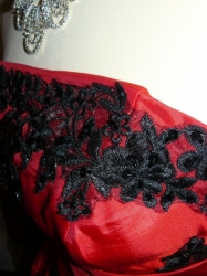 Beovulfa červenočerné plesové šaty