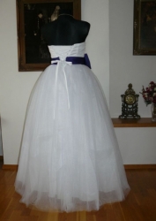 bílé plesové šaty s fialovou stuhou