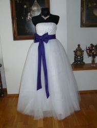 bílé plesové šaty s fialovou stuhou