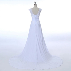 bílé svatební šaty na ramínka s krajkou