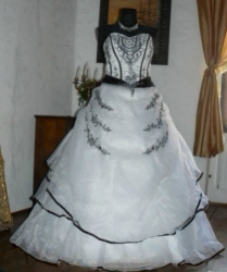 Black and white plesové šaty zdobené černobílé