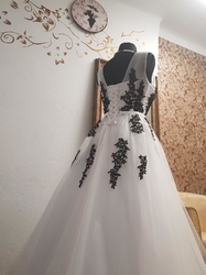 černobílé svatební nebo plesové šaty s krajkou