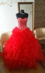 červené dlouhé večerní společenské šaty s korálky Yvettey