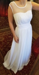 andělské bílé jednoduché splývavé svatební šaty