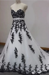 z černobílé svatební šaty 