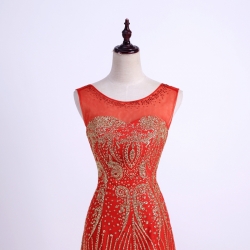 z flitrové červené plesové zářivé zlaté společenské šaty třpytivé