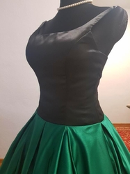 hladké saténové společenské šaty na ramínka plesové zelenočerné