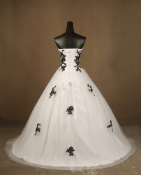   Ina černobílé svatební šaty