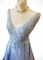  Modré nebeské plesové šaty s rozparkem
