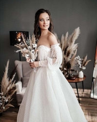 puntikované svatební šaty s balónovými rukávy 
