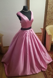 saténové plesové šaty na ramínka s hlubokým výstřihem růžové