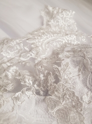 Bílé svatební šaty s krajkou pro baculky  