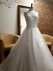 Bílé svatební šaty s krajkou v dekoltu 