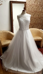 Bílé svatební šaty s krajkou pro baculky  