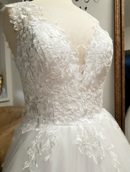   bíle svatební šaty Emma