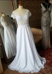 bílé boho svatební šaty s rukávkem