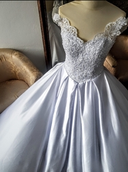 Saténové bílé svatební šaty 