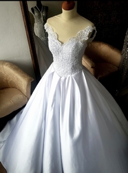 Saténové bílé svatební šaty 