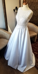 bílé něžné saténové svatební šaty 