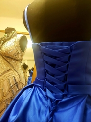  Modré společenské hladké saténové plesové šaty na ramínka 
