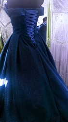  Tmavě modré třpytivé plesové šaty 