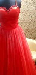 červené třpytivé plesové šaty na ramínka 