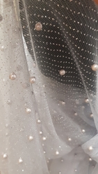 šedé společenské třpytivé plesové šaty s perličkami