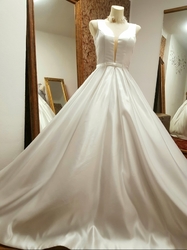 hladké saténové smetanové svatební šaty