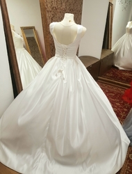 hladké saténové smetanové svatební šaty