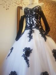z černobílé plesové či svatební šaty  Marie