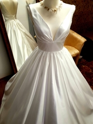  smetanové svatební šaty s holými zády