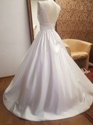  smetanové svatební šaty s holými zády